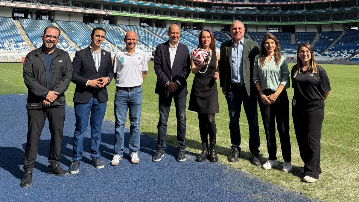 Los funcionarios pisaron el césped de la que será cancha mundialista. Especial