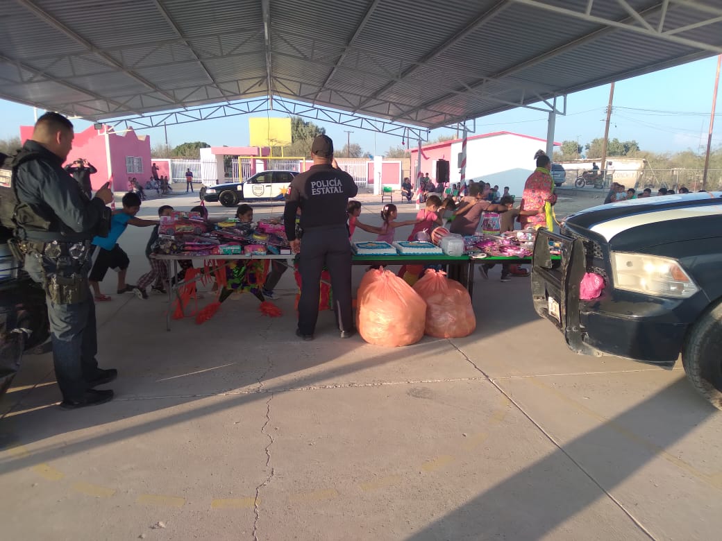 Policías entregan regalos, bolos y pastel a niños de La Laguna. | Especial