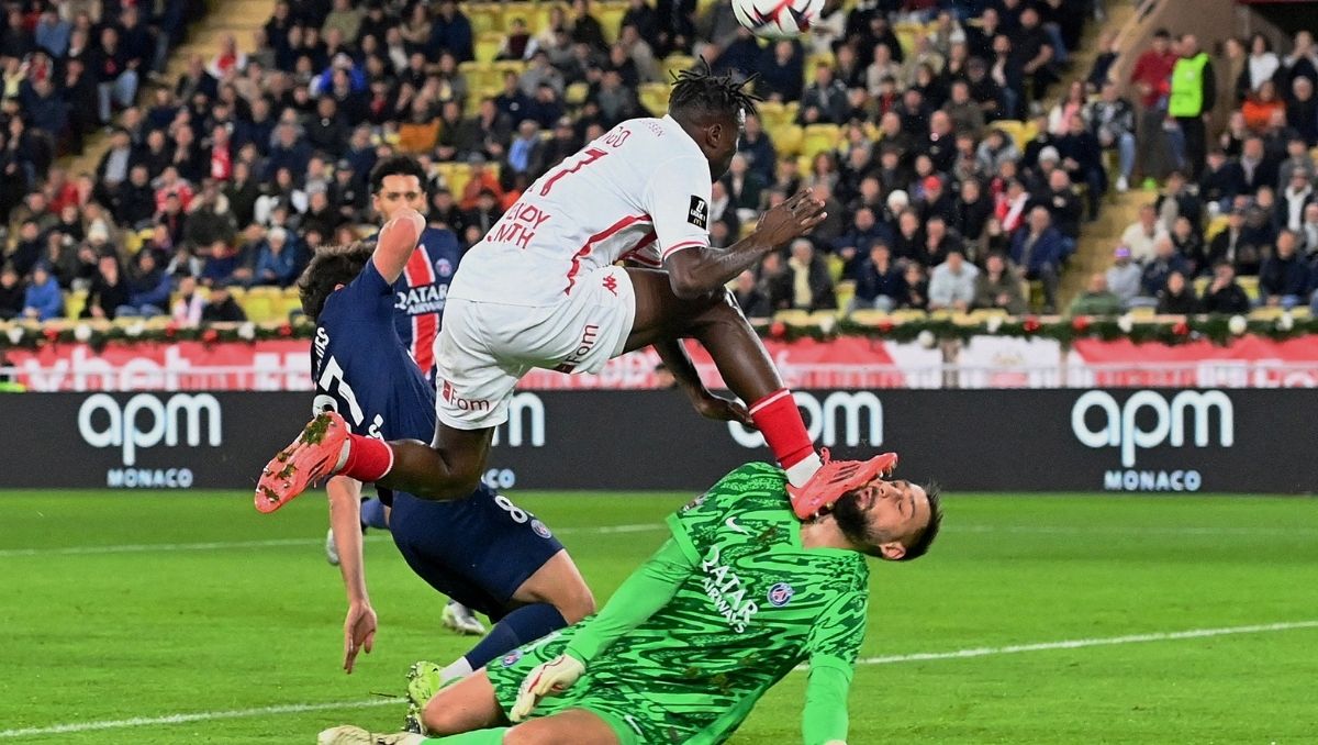 Singo se disculpa por lesionar a Donnarumma; recibe insultos racistas (Reuters)