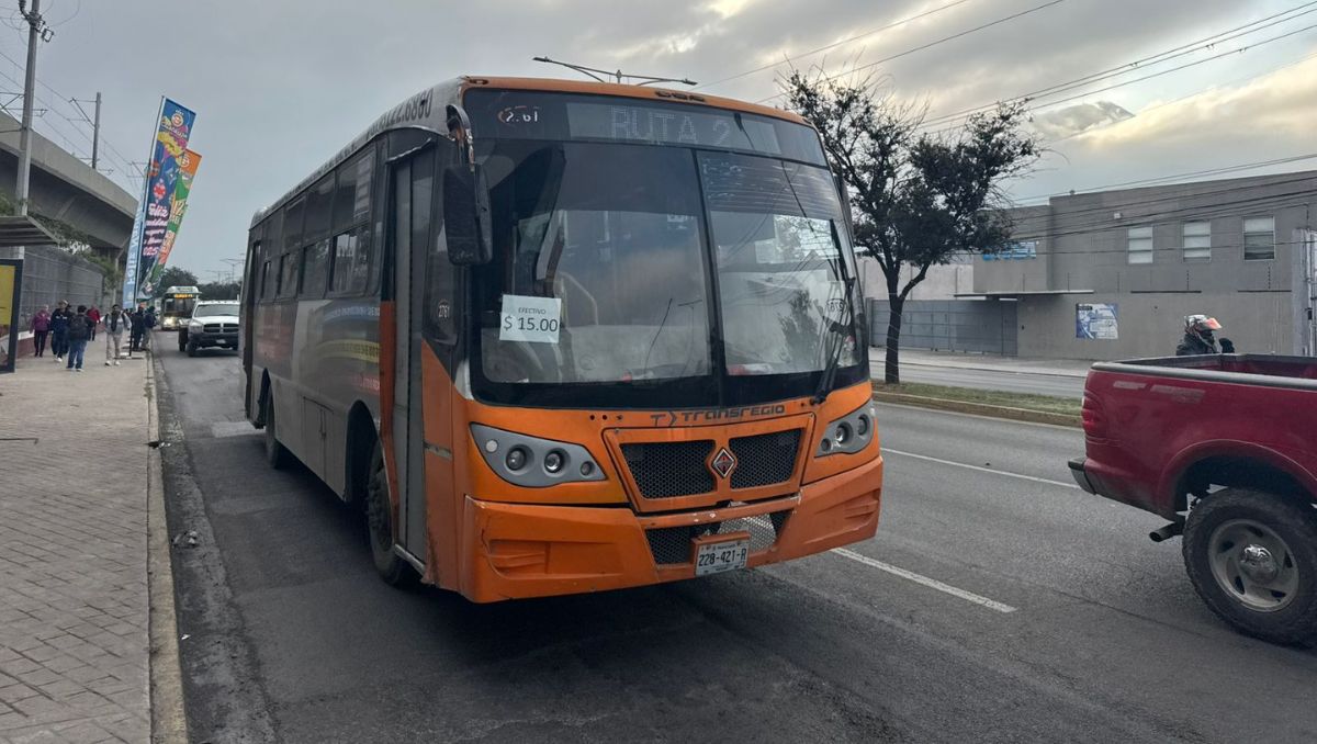 Uno de los camiones que comenzó a cobrar 15 pesos fue la ruta 2. Víctor González