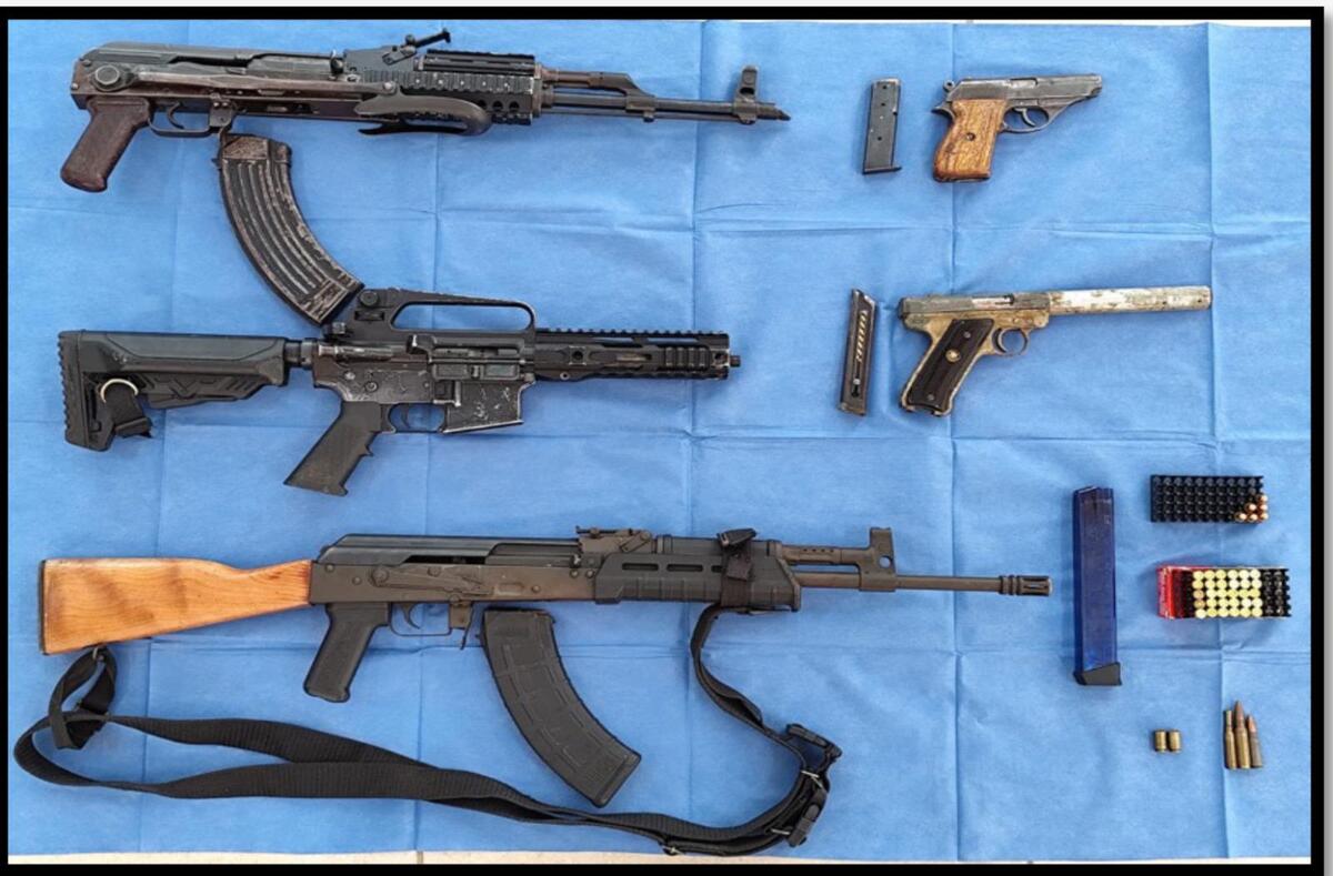 Tras las diligencias de cateo, se aseguró uno de los domicilios y tres armas largas. | Especial