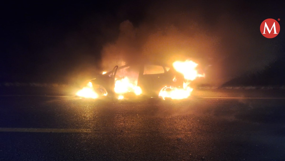 Familia sufre accidente en carretera Victoria-Soto la Marina; se incendia su auto en pleno viaje.