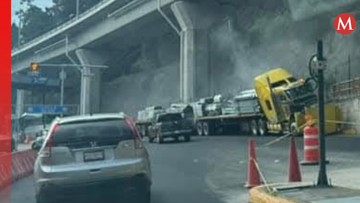 El tráiler embistió más de diez vehículos en la autopista México-Toluca este viernes. | @Gposiadeoficial