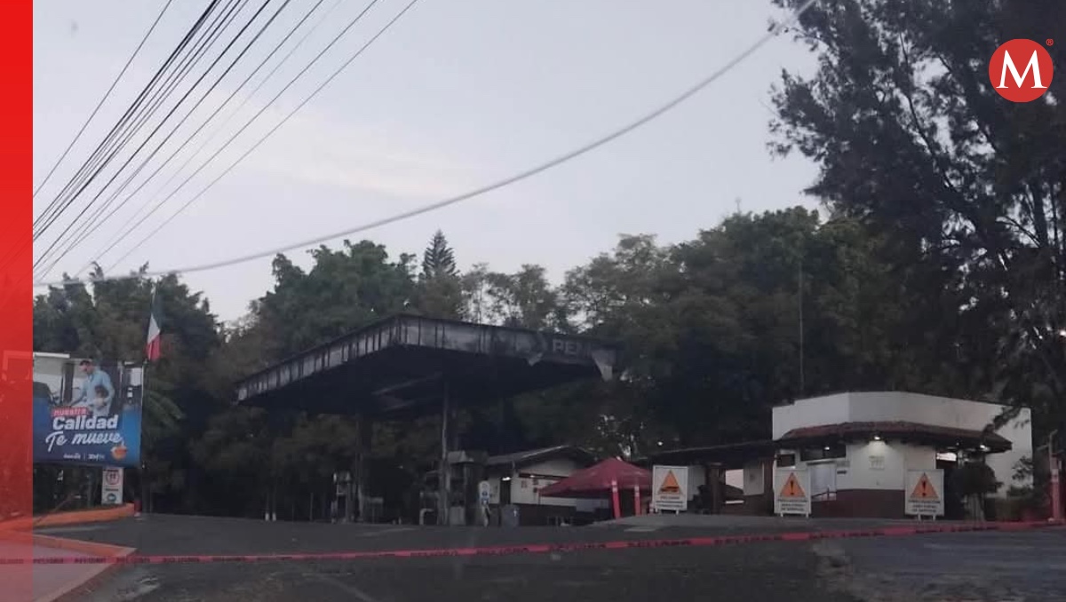 Bomberos y Protección Civil llegó al lugar para apagar las llamas que consumían la gasolinera. | Especial