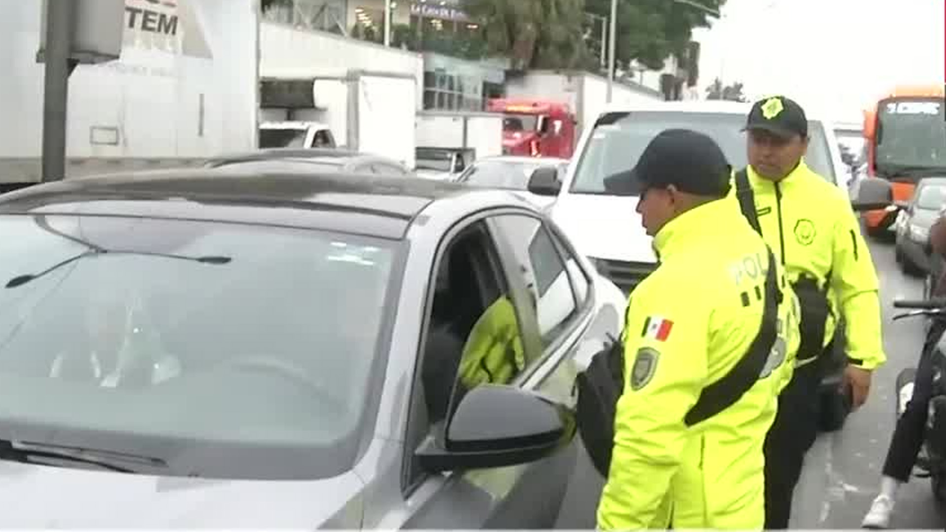 "Si invades, la pagas": Autoridades multan a invasores de carril del Metrobús