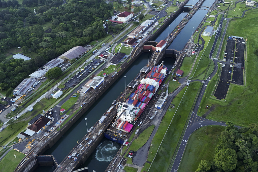 Un buque de carga atraviesa las Esclusas de Agua Clara del Canal de Panamá en Colón, Panamá | Agencia AP