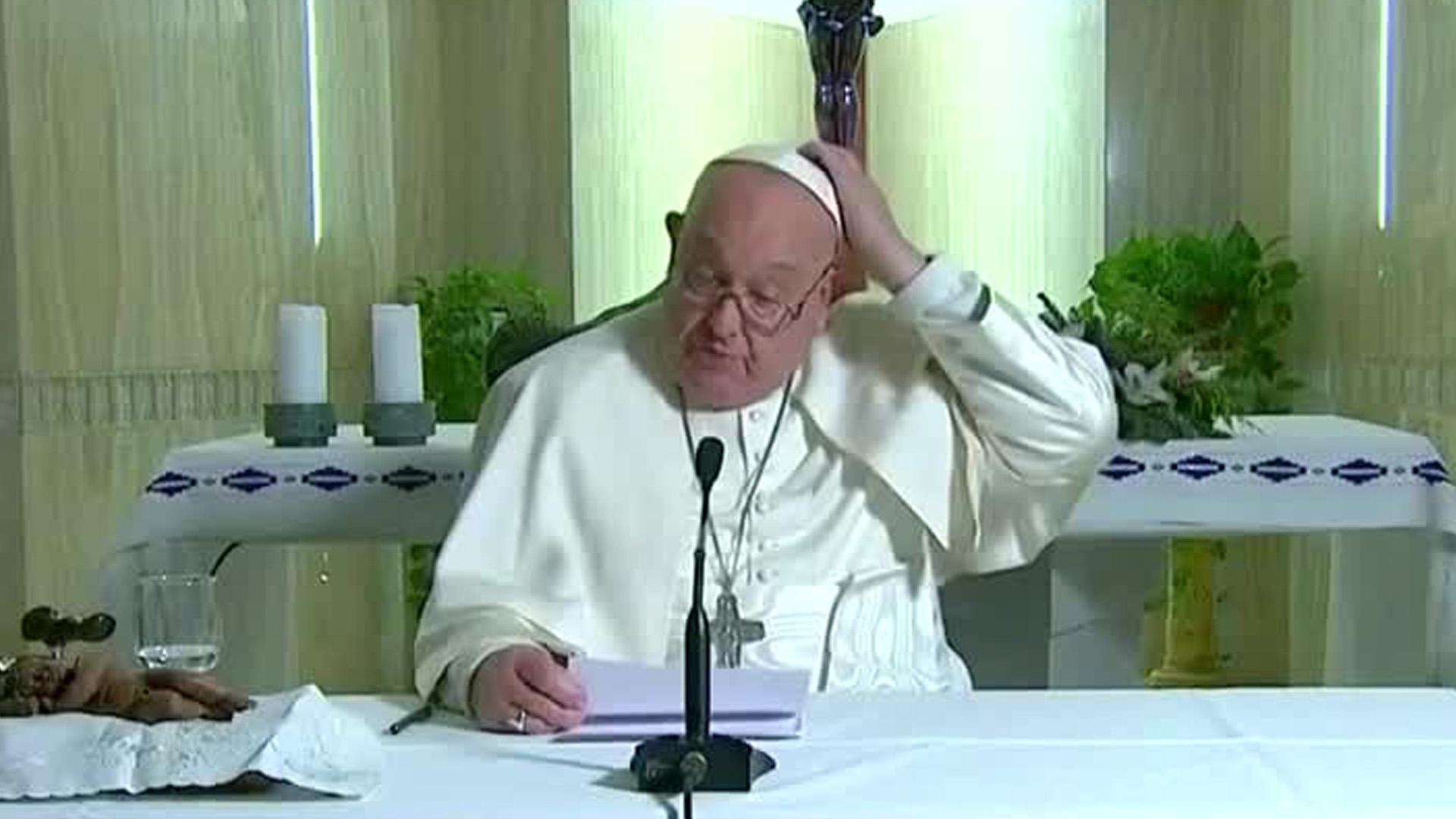 El Papa Francisco reza el Ángelus desde su residencia por un resfriado