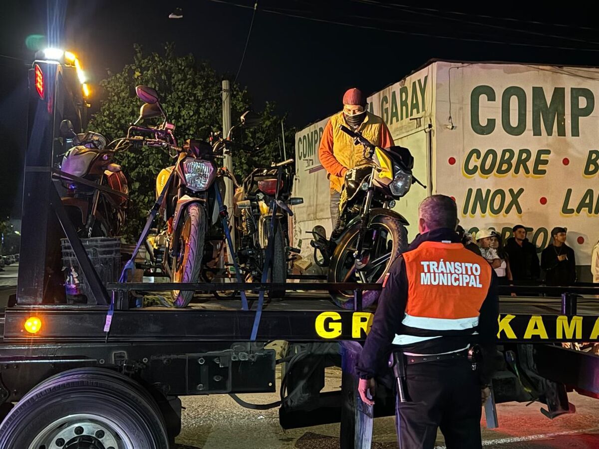 Policía de Torreón detiene a jóvenes en moto. | Especial