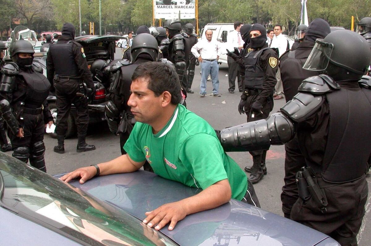 Se aseguraron cinco boletos a los detenidos | Foto: Cuartoscuro