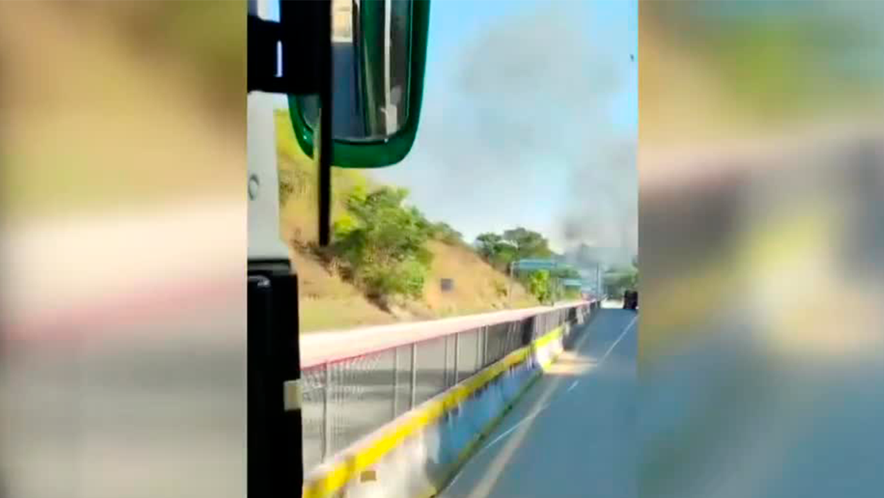 Tráiler vuelca y deja dos muertos sobre la Autopista del Sol