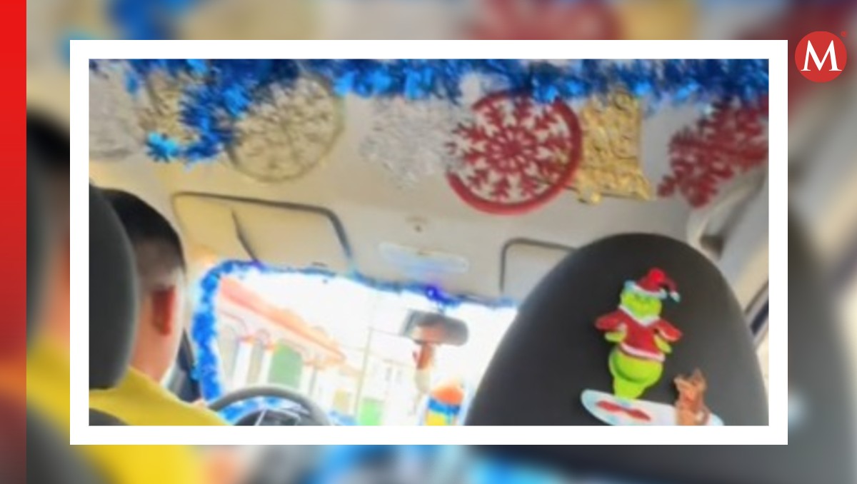 Destaca un pequeño peluche de Charizard que lleva puesto un gorro azul para cubrirse del frío.