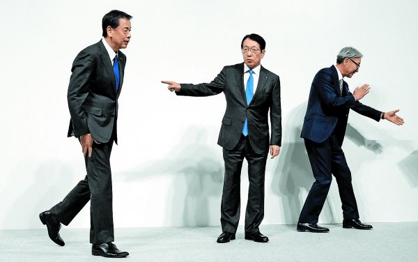 Los directores ejecutivos de las tres empresas durante el anuncio en Tokio. REUTERS