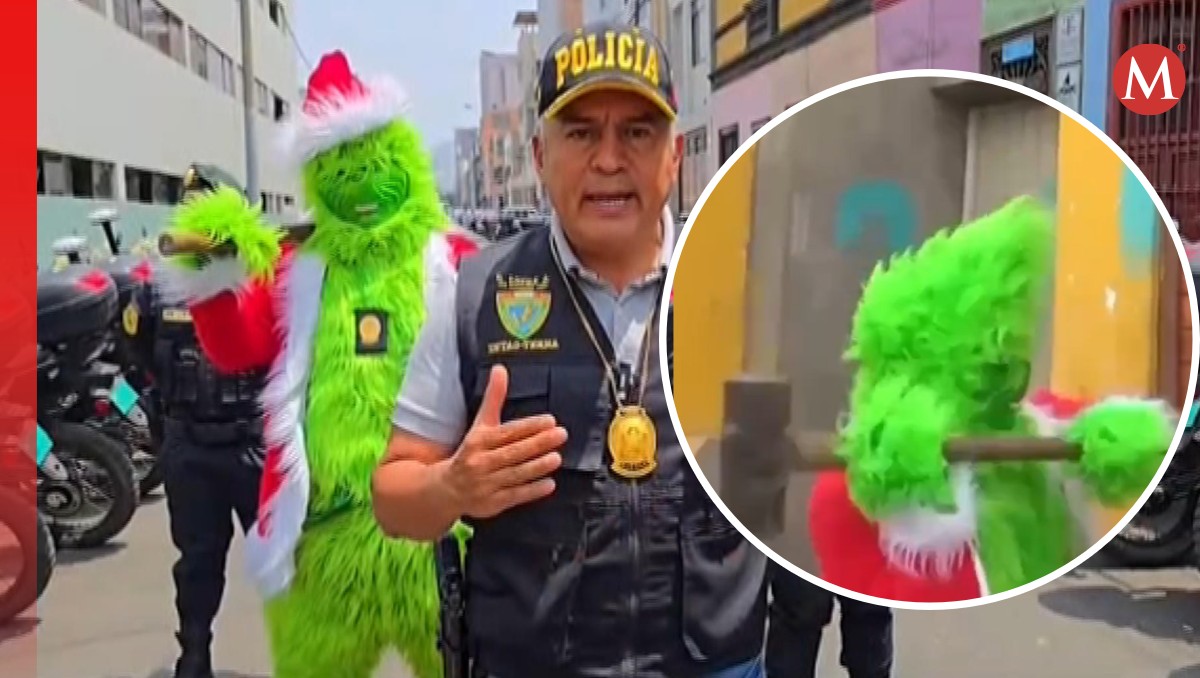 El Grinch derribó la puerta con ayuda de un mazo. | EFE