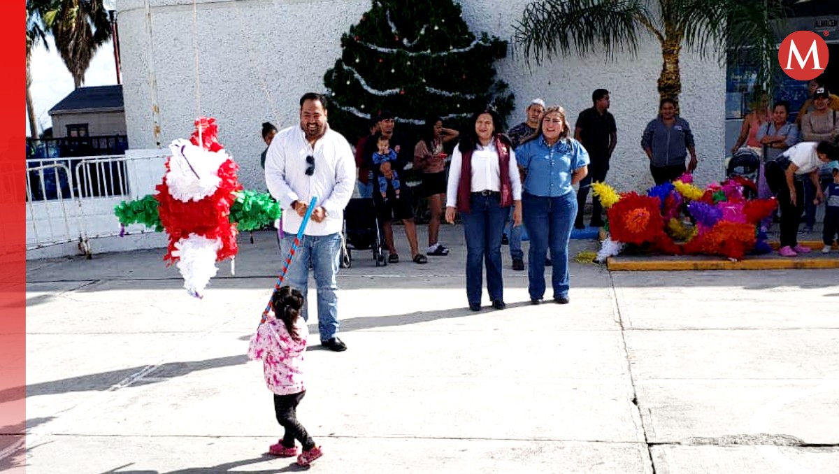 Pequeñitos disfrutaron de romper la tradicional piñata. (Cortesía)
