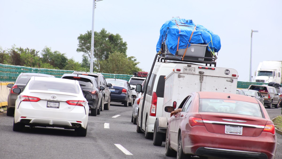Tráfico intenso en el puente Tampico por vacaciones. (Yazmín Sánchez)