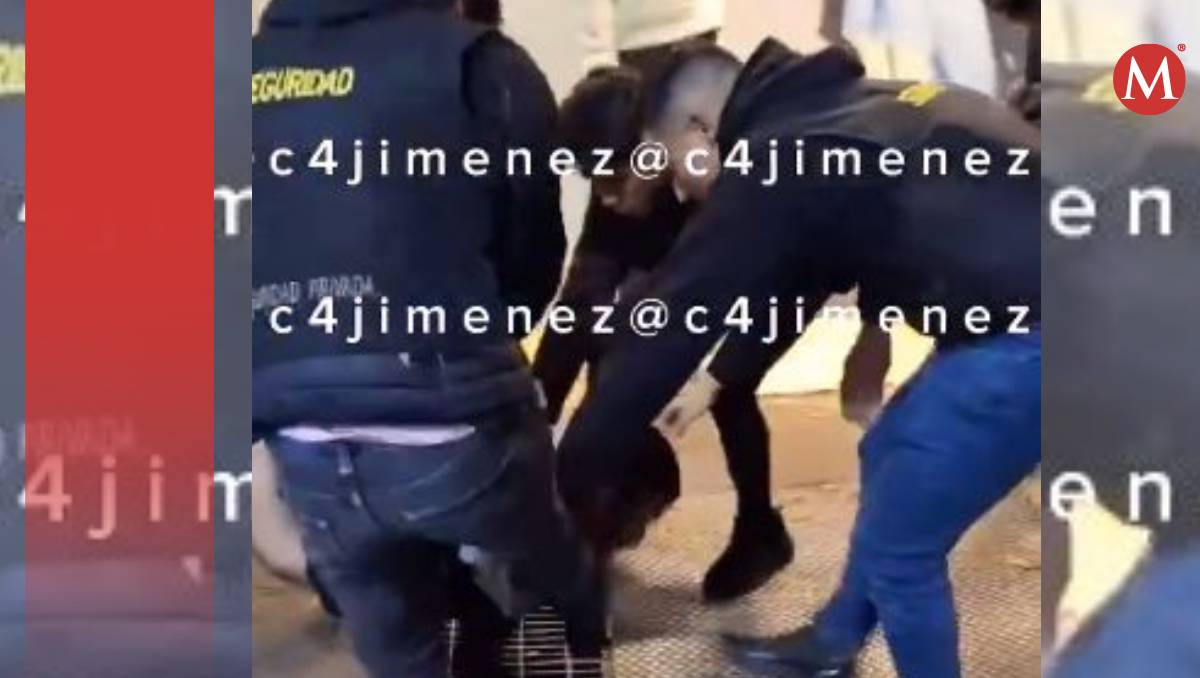 En el video que registró el hecho se puede observar que uno de los elementos de seguridad privada incluso patea al presunto cliente.