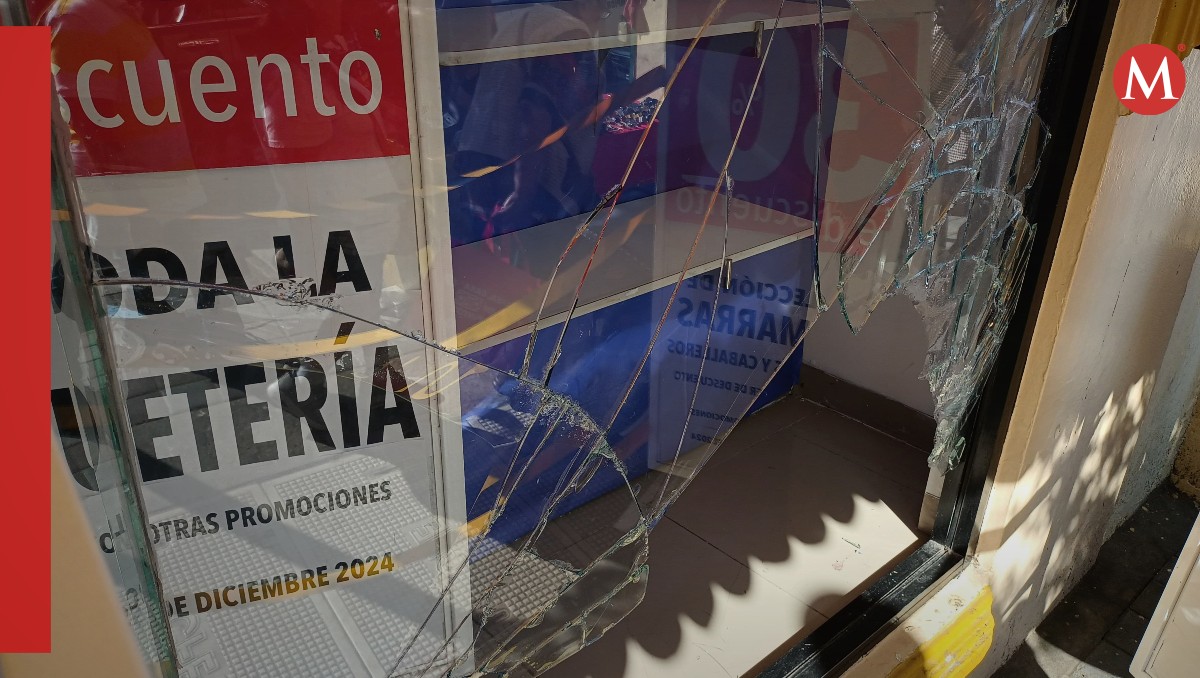 El vidrio de una tienda del centro quedó destruido. (Jesús Alberto García)