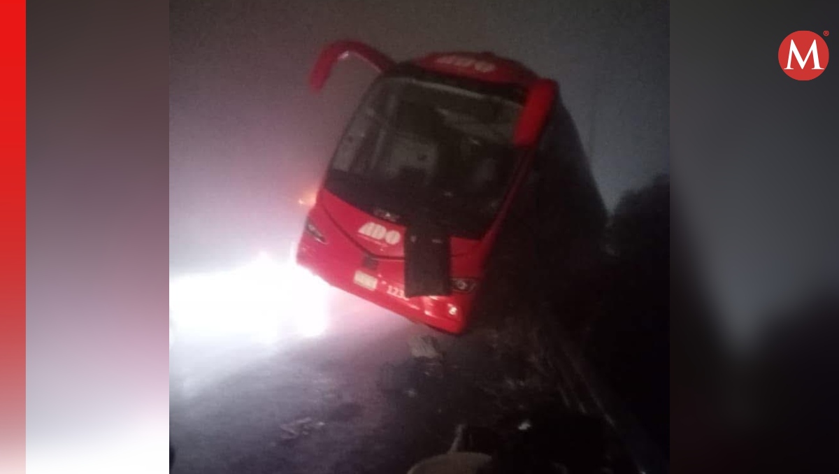 El autobús estuvo a punto de caer al barranco, tras el choque con una unidad de carga. | Especial