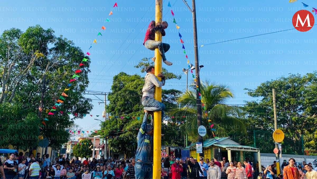 Competencia de palo encebado en Ciudad Madero. (Alicia Pacheco)