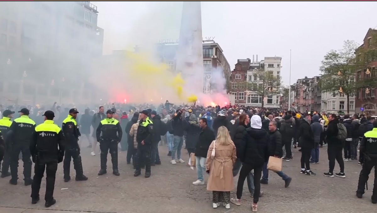 Cinco hombres son condenados a prisión por violencia en partido entre Ajax y Maccabi (AP)