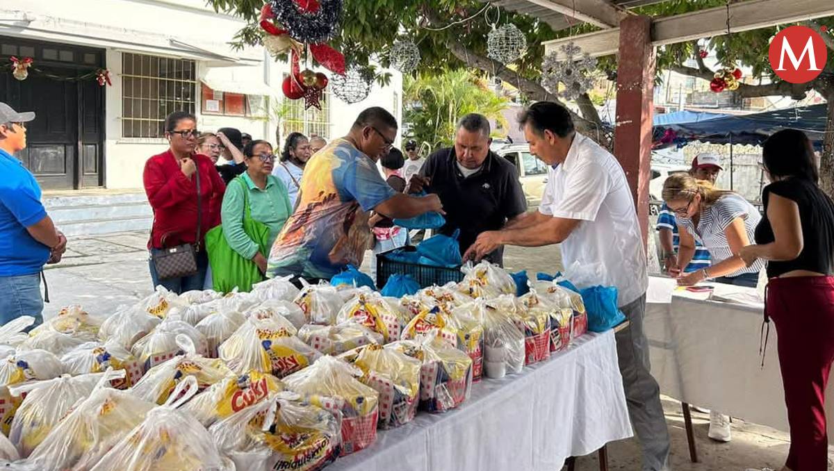 Reparten cenas navideñas entre católicos en Tampico. (Cortesía)