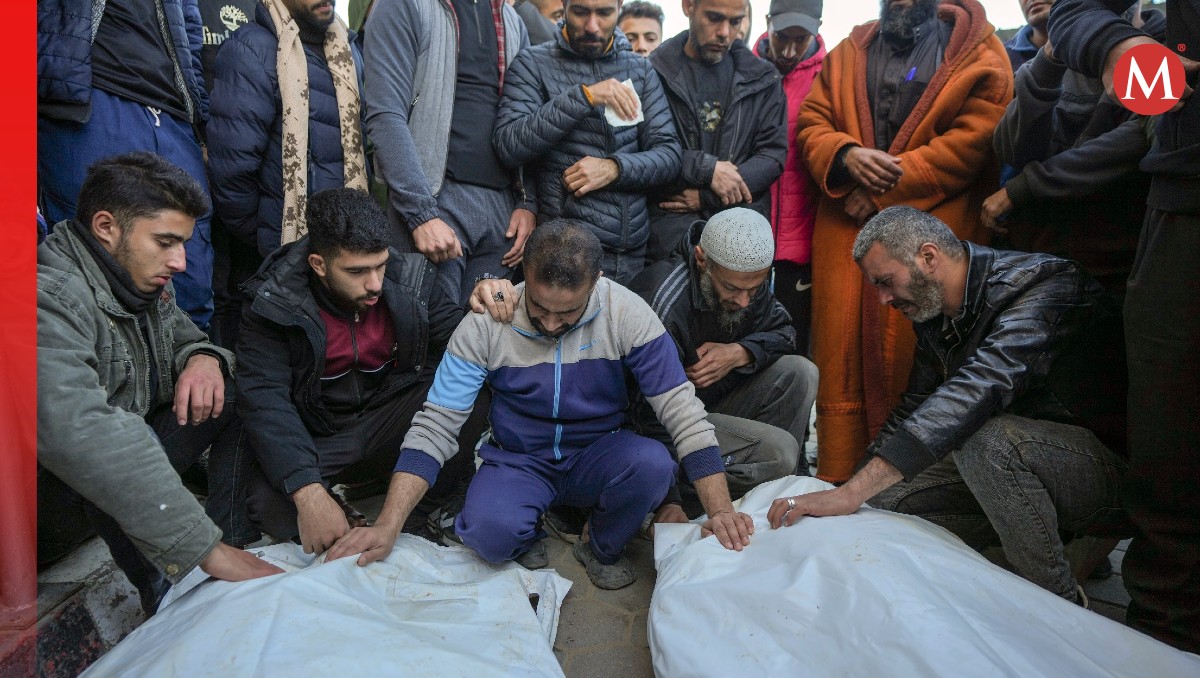 Víctimas palestinas de un bombardeo israelí en Deir al-Balah. (Foto: AP)