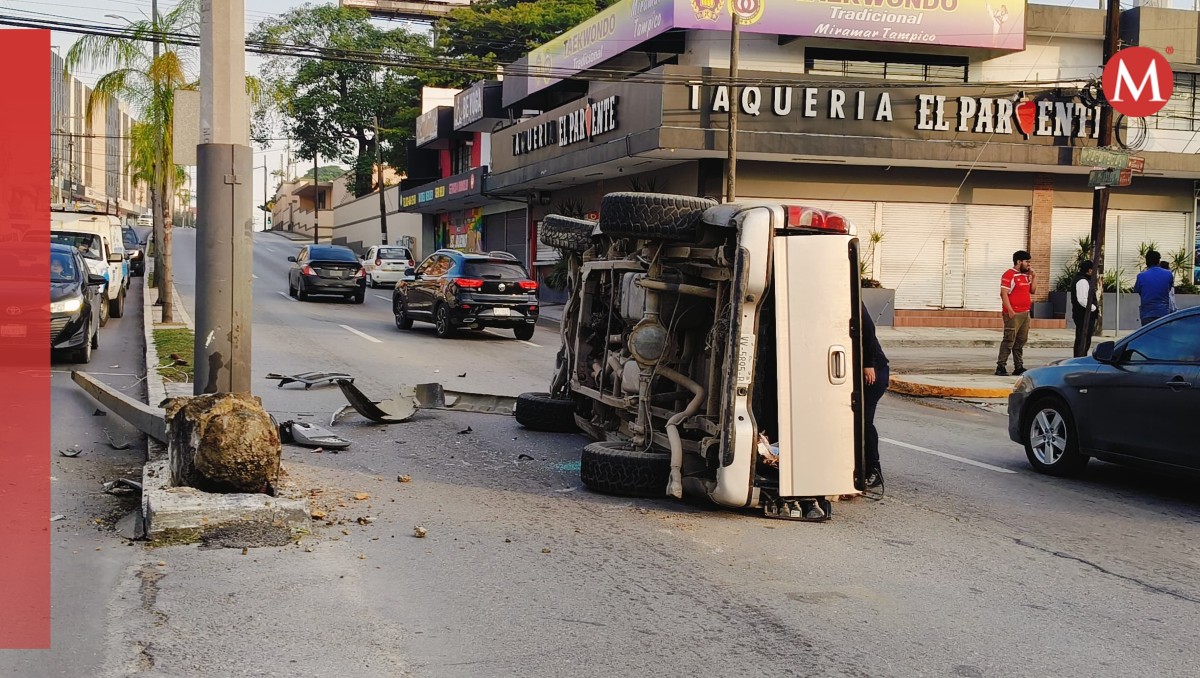 Vuelca camioneta sobre Avenida Hidalgo