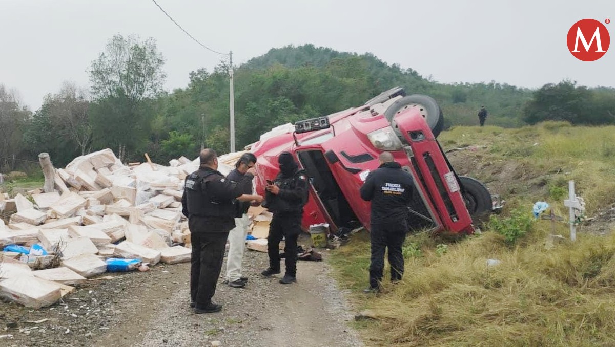 Vuelca tráiler en carretera Victoria-Monterrey; conductor queda herido