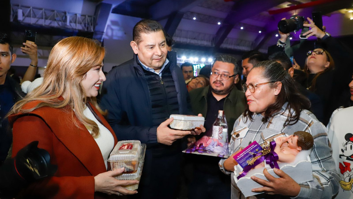Alejandro Armenta celebra Navidad con macro banquete para poblanos | Especial