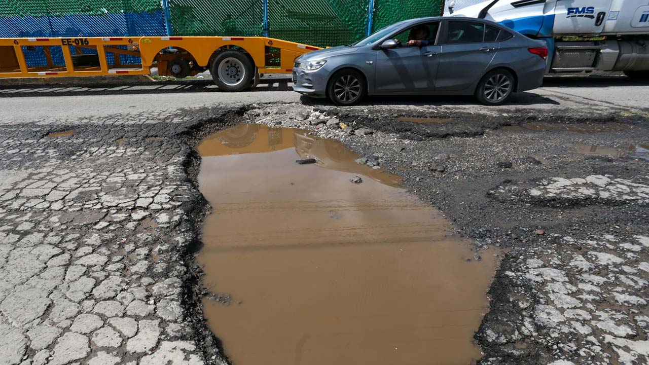 Baches representan un grave problema para la Ciudad de México