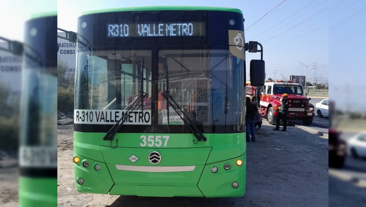 Se incendia camión urbano en García, Foto: Especial