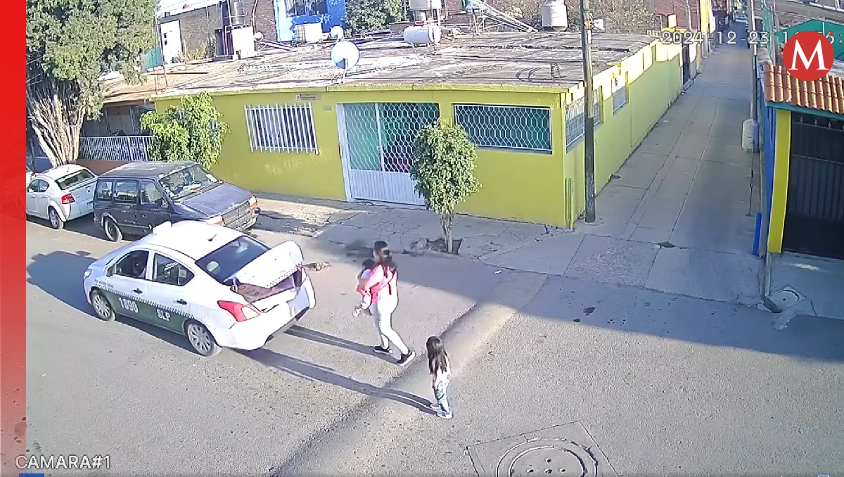 Luego de que la mujer y sus hijos bajaran, el conductor se dio a la fuga con los regalos. | Especial