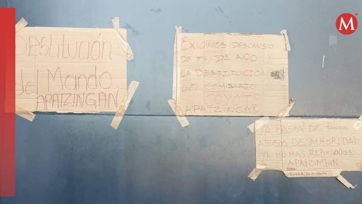 Los policías pegaron cartulinas el un cuartel de la Guardia Civil | César Cabrera