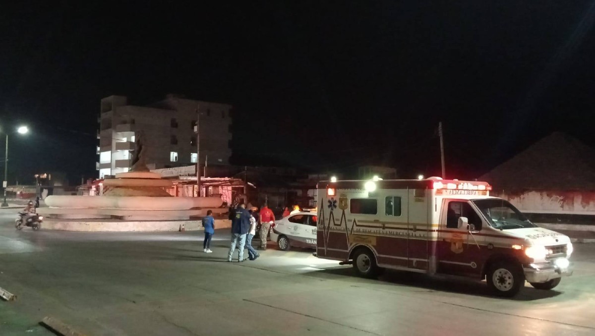 Auto choca contra glorieta en playa Miramar. (Cortesía Sinarem)