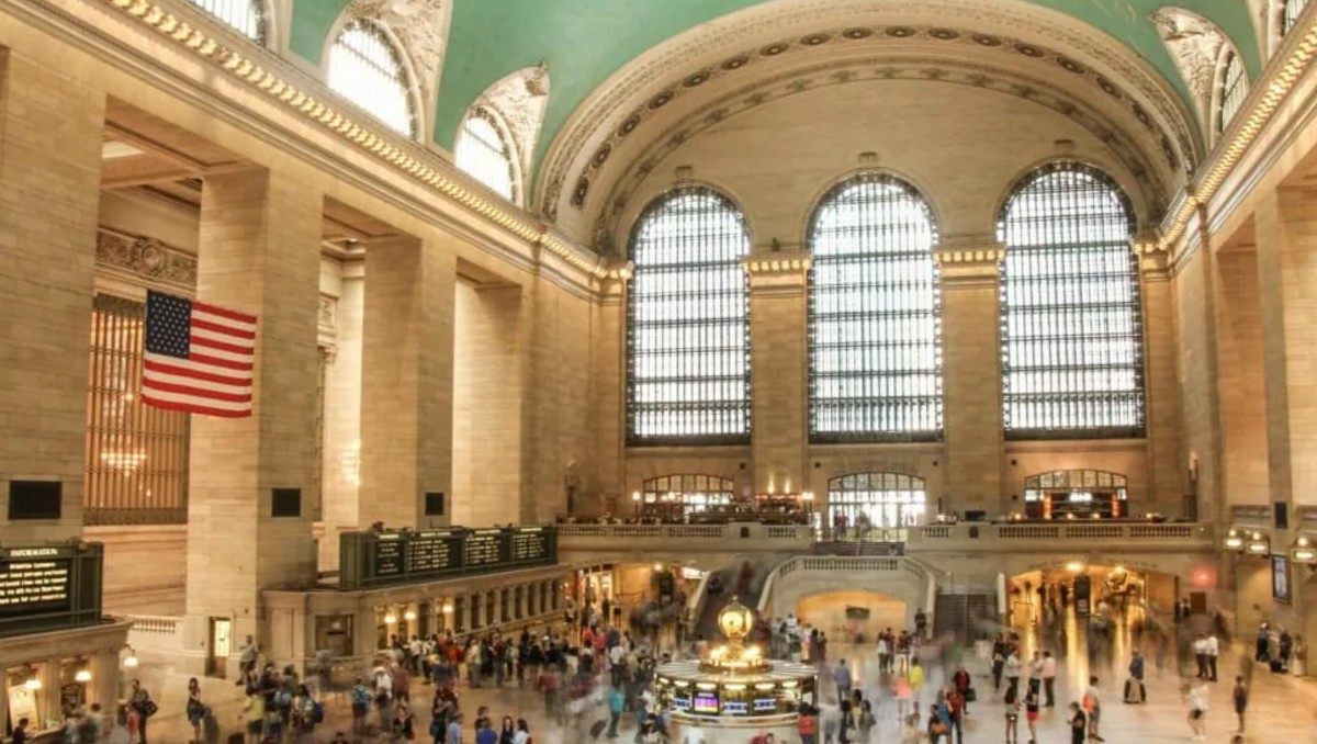 Hombre acuchilla a dos personas en Metro de Nueva York. | Especial