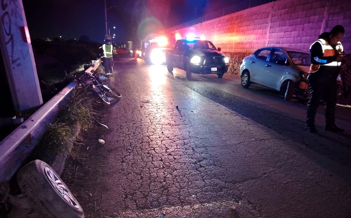 Luego del impacto los motociclistas cayeron al canal de riego. l Especial