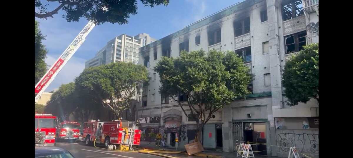 Un gran incendio destruyó hoy el Hotel Morrison en el centro de Los Ángeles.