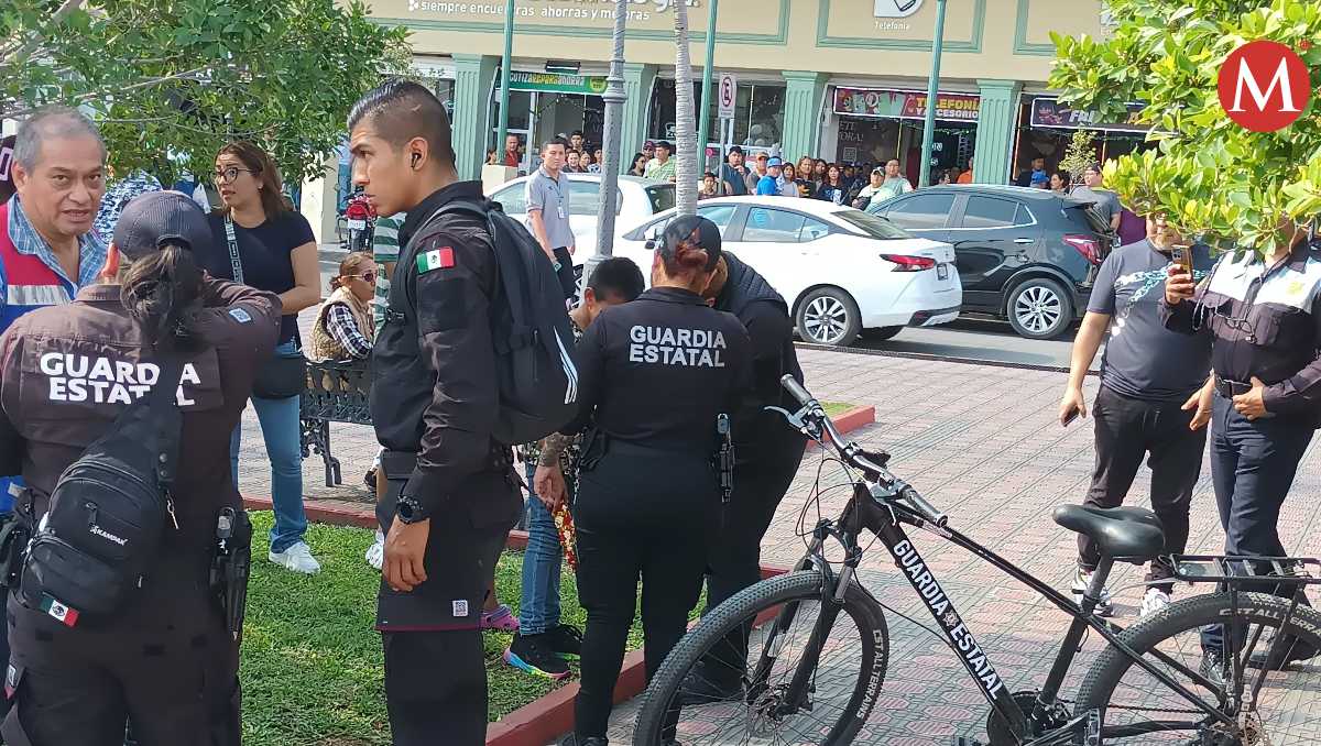 Policías atienden reporte de niño llorando en la plaza de la Libertad en Tampico. (Jesús Alberto García)