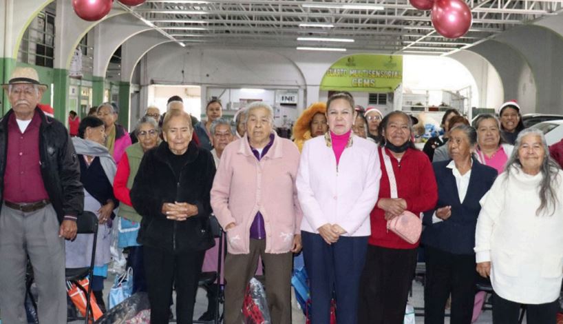 La presidenta municipal Teresa Olivares, en compañía de adultos mayores.