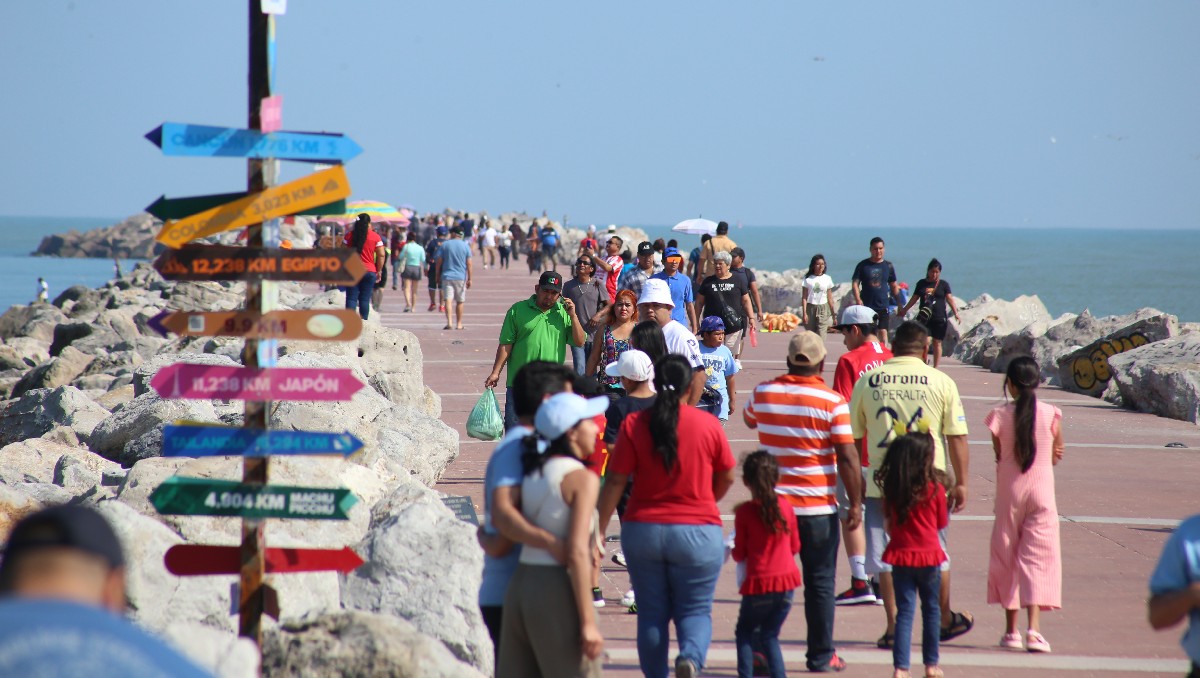 Turistas regios acudieron a playa Miramar en Navidad. (Yazmín Sánchez)