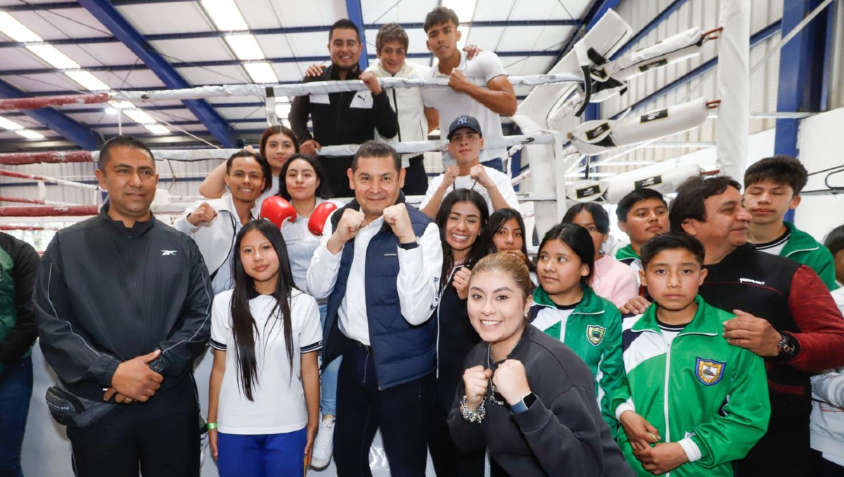 Alejandro Armenta celebró el deporte junto a jóvenes poblanos. | Especial