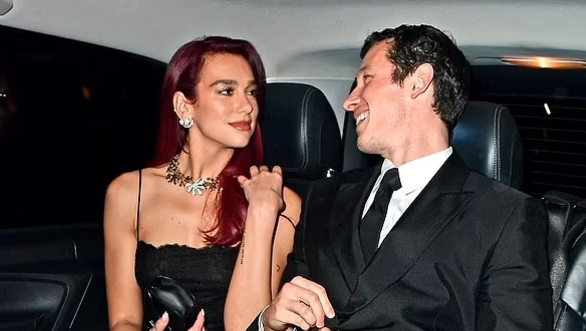 Dua Lipa y su novio Callum Turner se habrían comprometido en Navidad. | Especial