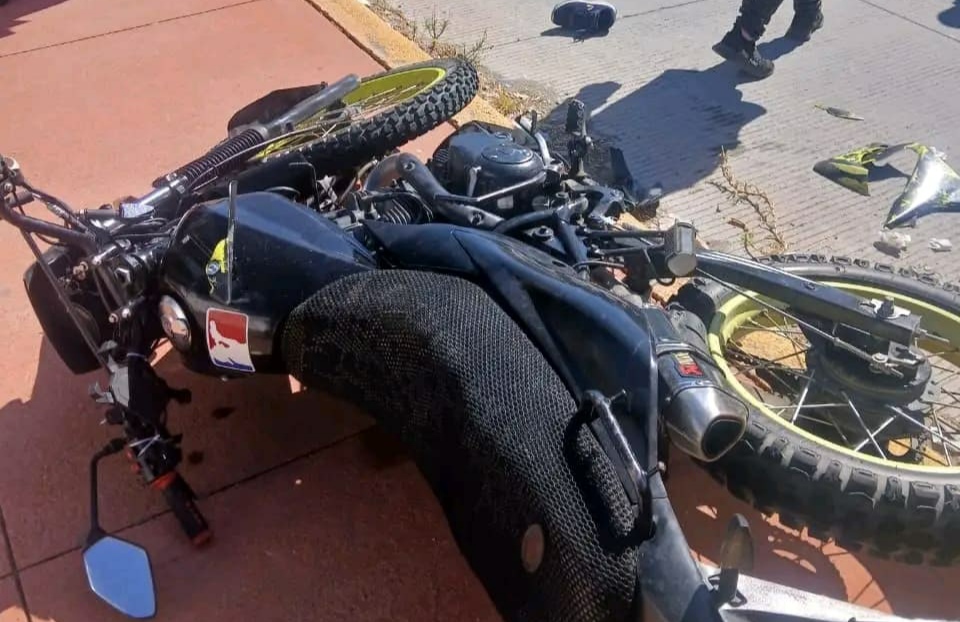 Motociclista atropella a mujer en Mineral de la Reforma.