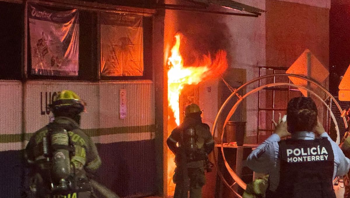 Protección Civil realizó labores de enfriamiento para evitar que el fuego se reavivara. Marcela Cuevas