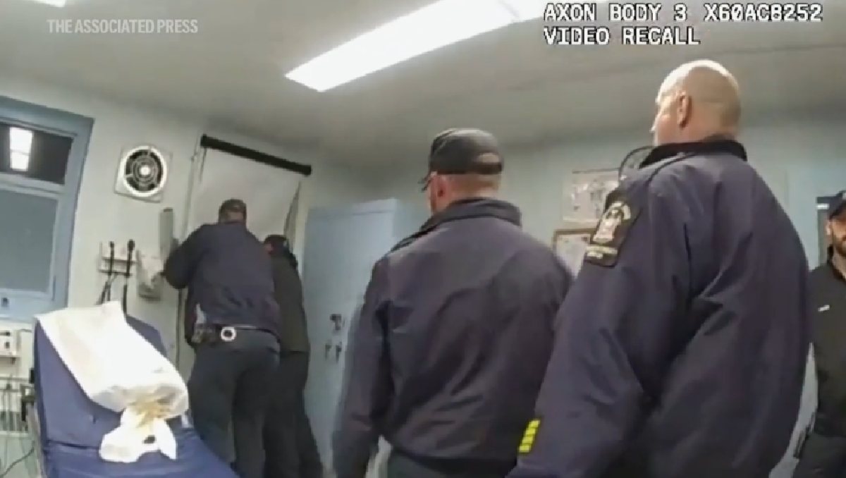 Agentes de Nueva York golpean a un hombre esposado antes de morir. | AP