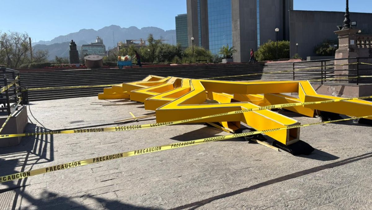 La estructura caída y la demás decoración fue acordonada por los elementos de Protección Civil de Nuevo León. Ángel Mercado
