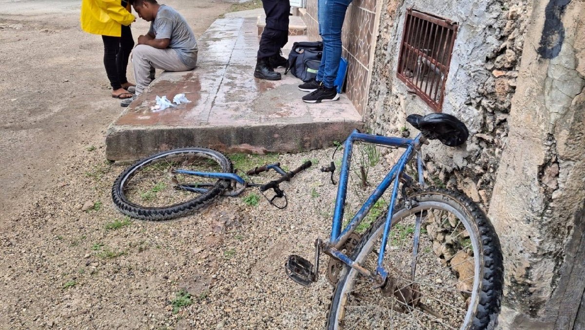 Debido al impacto y profundidad del bache, la bicicleta se partió en tres pedazos. Foto: (Especial)