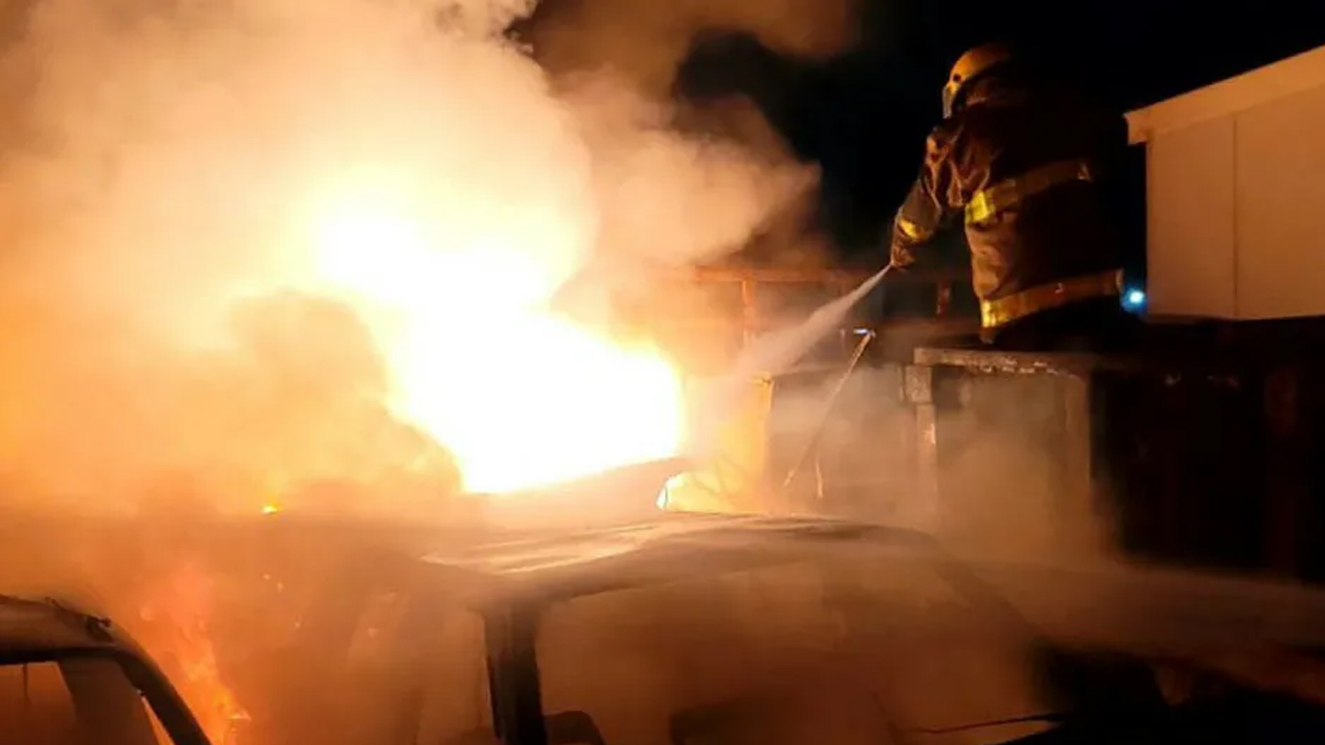 Queman una decena de autos abandonados en terreno baldío de Pachuca