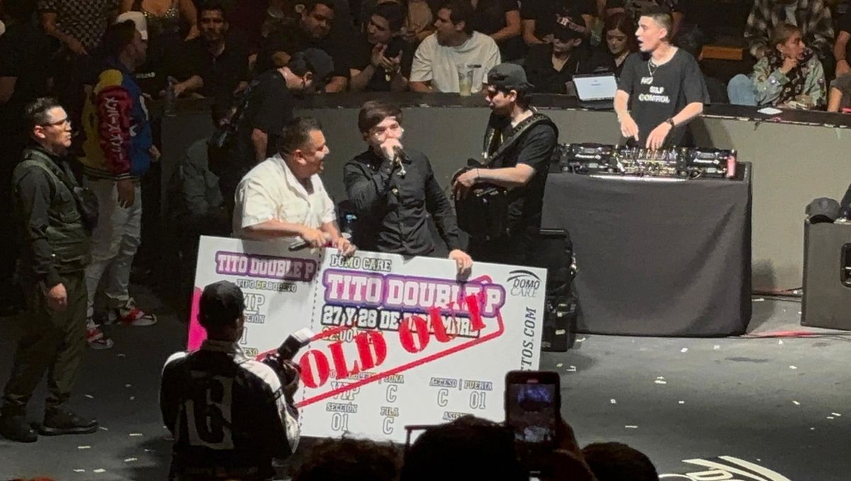 Tito Double P recibe reconocimiento por sold out en el Domo Care. Tadeo Gómez