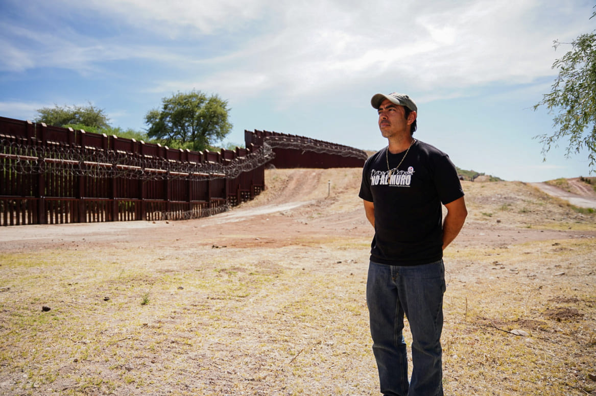 Fotografía cedida por Jonathan Stegenga del director de Sierra Club Borderlands, Erick Meza, en el lado estadunidense del muro fronterizo | EFE
